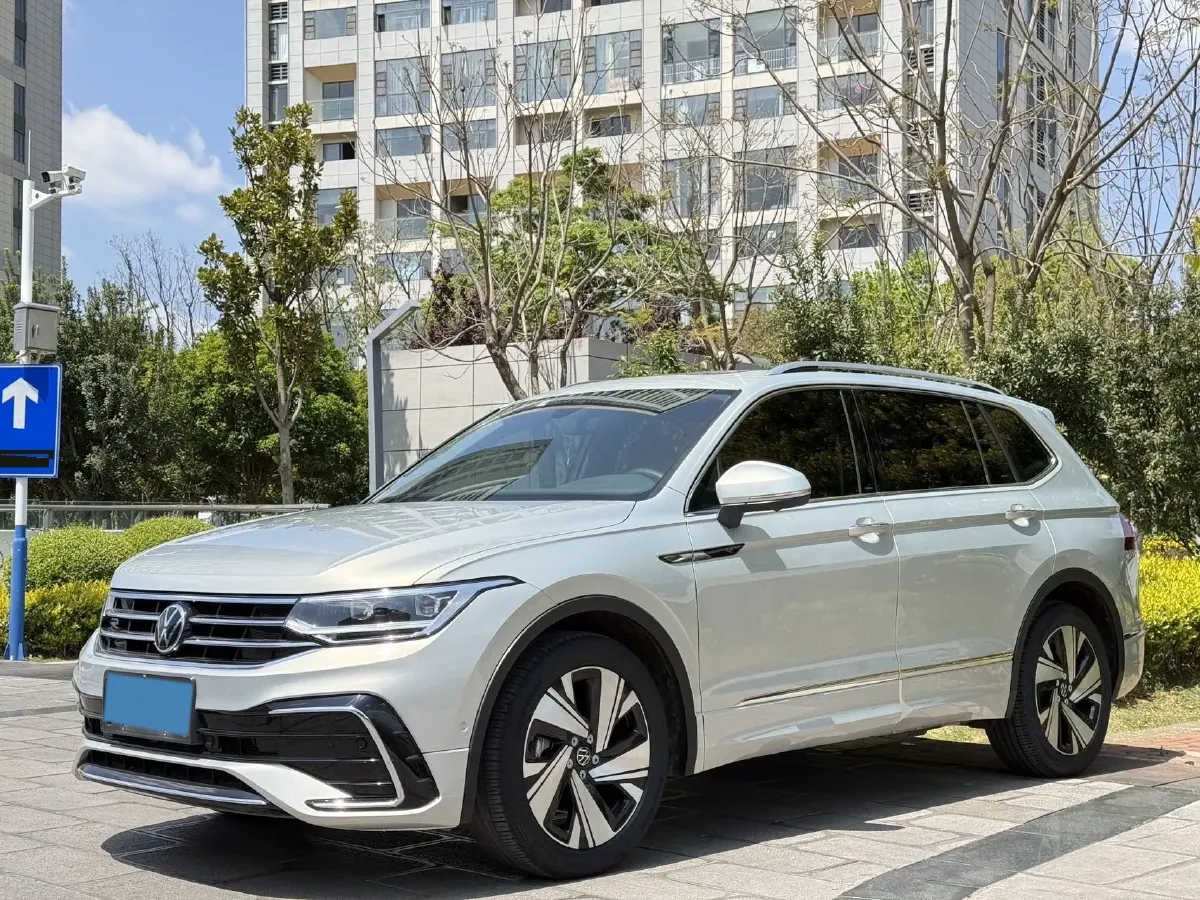 2023 Volkswagen Tiguan L 2.0T 186HP L4 7DCT,autocango,china used car exporter,china ev exporter,chinese used car exporter,chinese used ev exporter