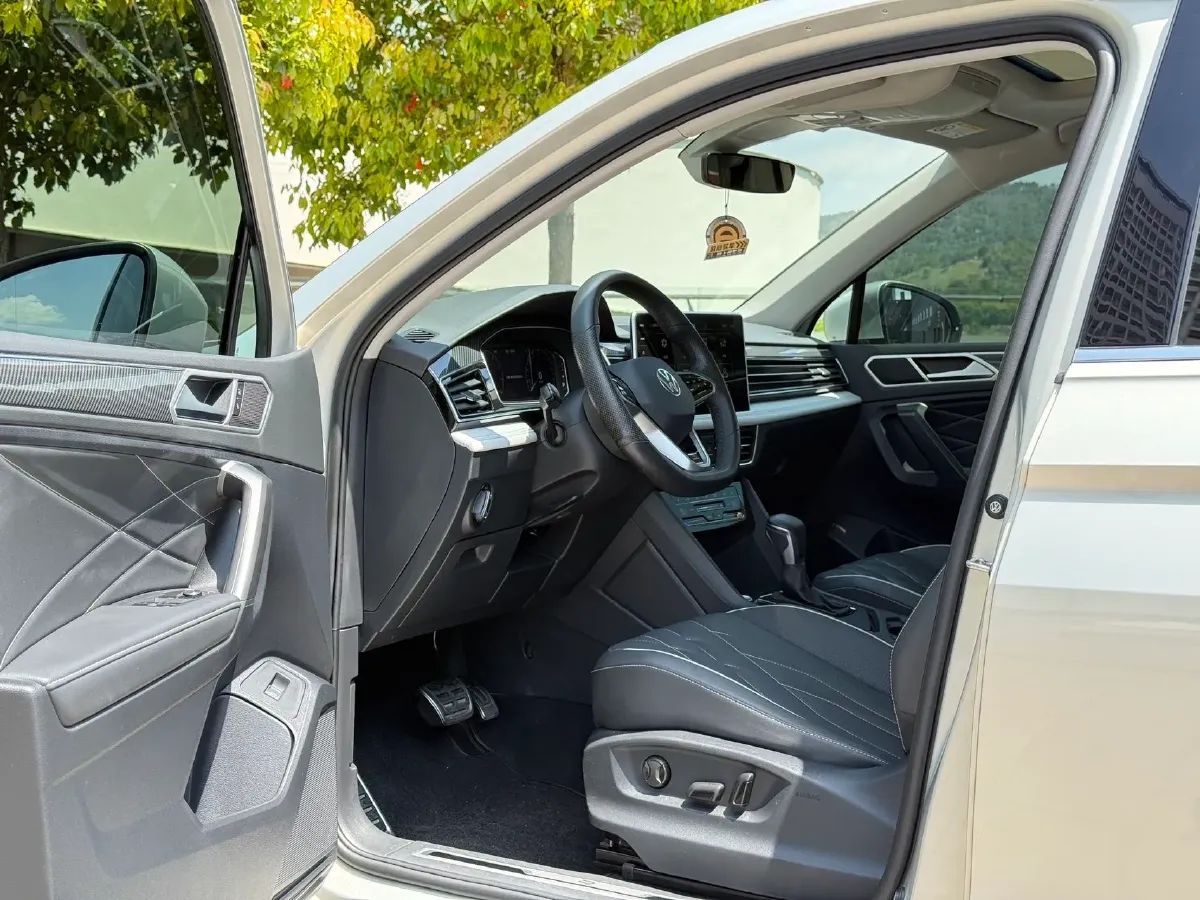 2023 Volkswagen Tiguan L 2.0T 186HP L4 7DCT,autocango,china used car exporter,china ev exporter,chinese used car exporter,chinese used ev exporter