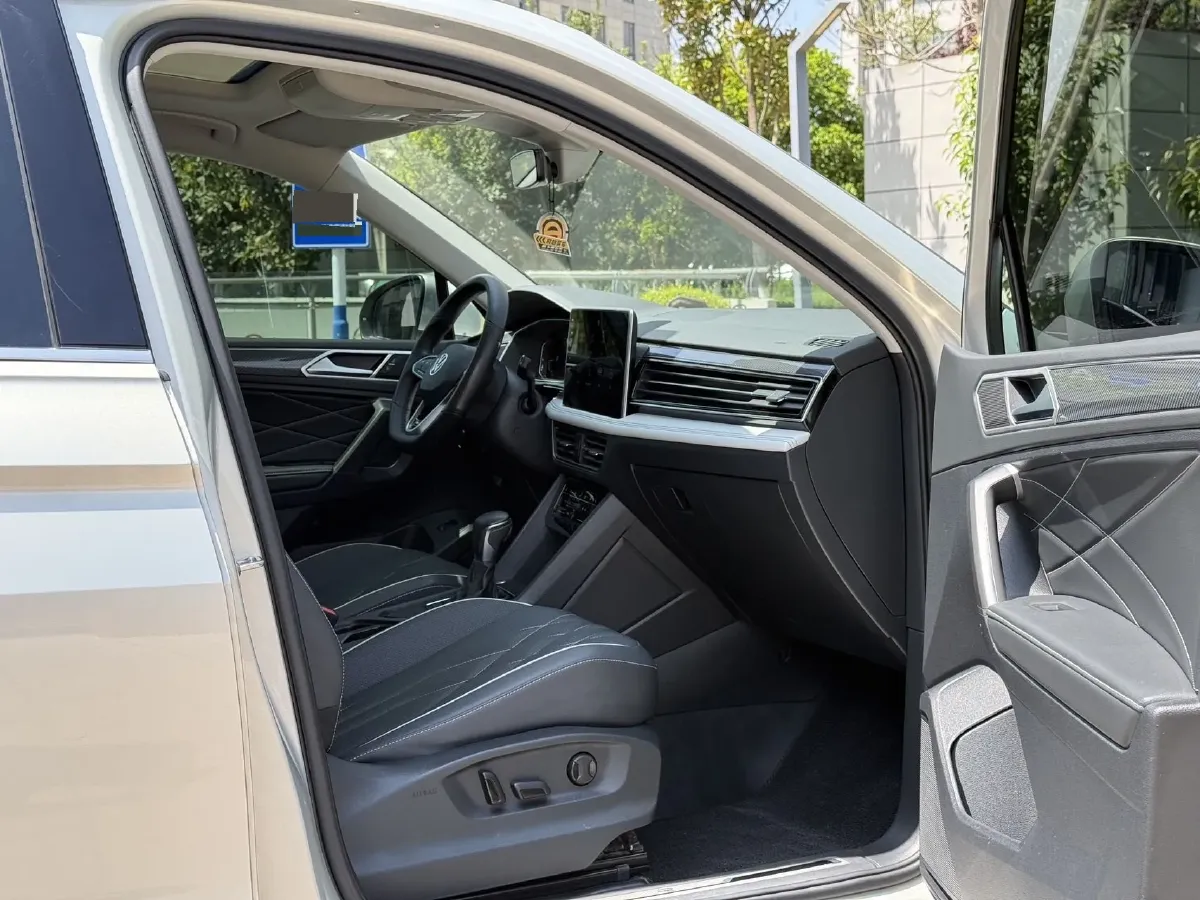 2023 Volkswagen Tiguan L 2.0T 186HP L4 7DCT,autocango,china used car exporter,china ev exporter,chinese used car exporter,chinese used ev exporter