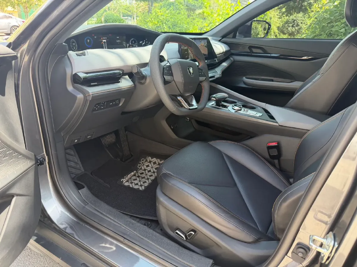 2023 ChangAn UNI-V 1.5T 188HP L4 7DCT,autocango,china used car exporter,china ev exporter,chinese used car exporter,chinese used ev exporter