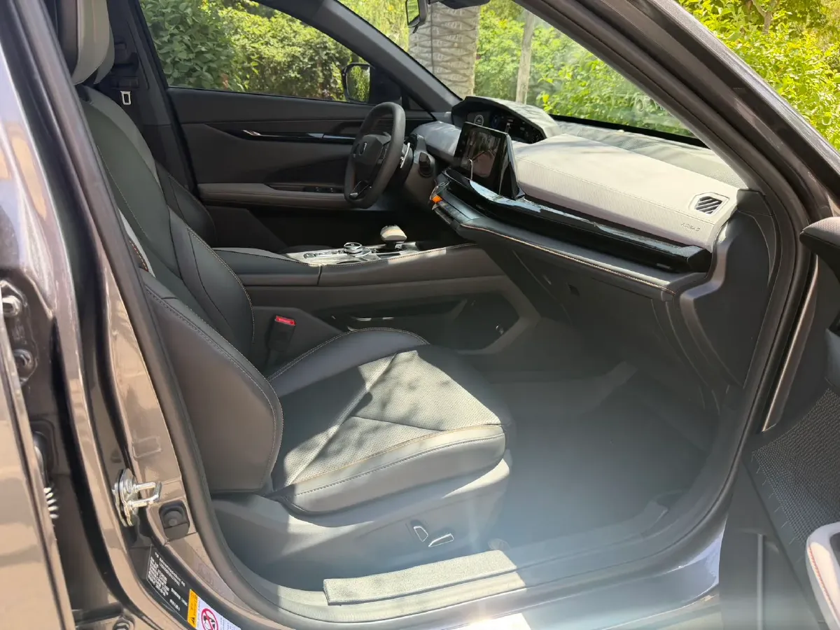 2023 ChangAn UNI-V 1.5T 188HP L4 7DCT,autocango,china used car exporter,china ev exporter,chinese used car exporter,chinese used ev exporter