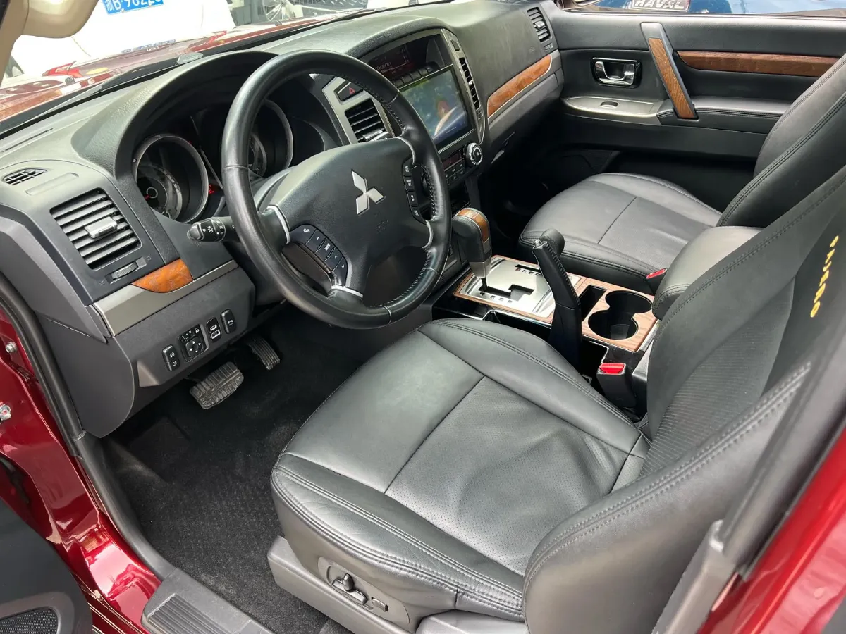 2020 Mitsubishi Pajero 3.0L 174HP V6 5AT,autocango,china used car exporter,china ev exporter,chinese used car exporter,chinese used ev exporter