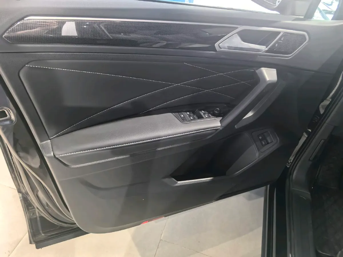 2023 Volkswagen Tiguan L 1.4T 150HP L4 6DCT PHEV 13KWH,autocango,china used car exporter,china ev exporter,chinese used car exporter,chinese used ev exporter