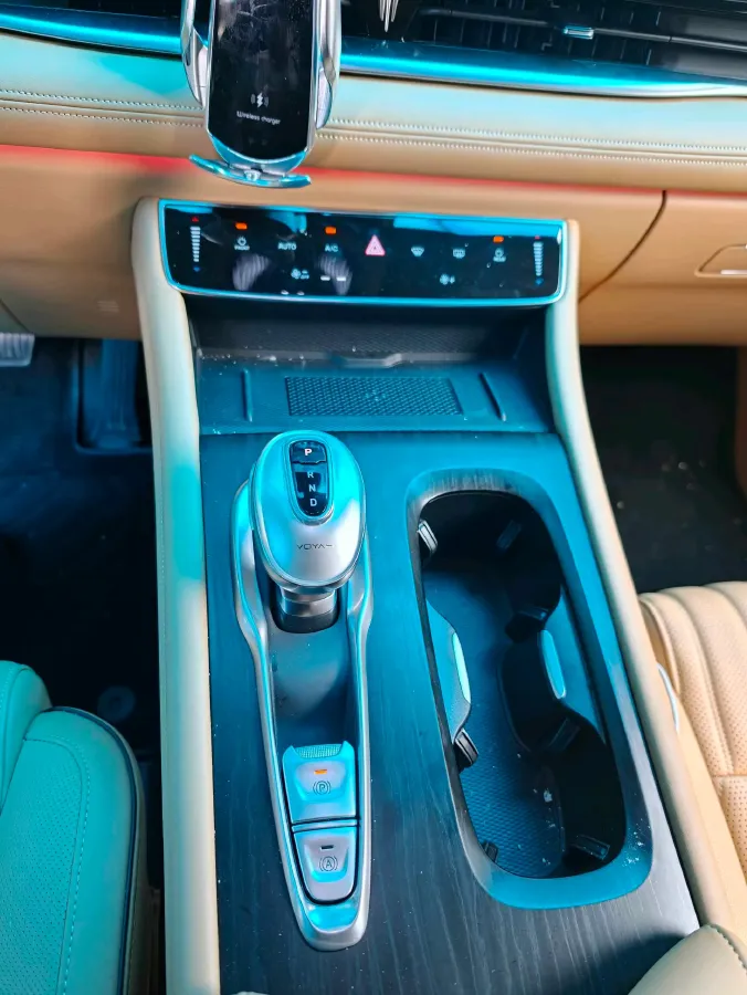 2024 Voyah Dream 1.5T 150HP L4 PHEV 43KWH,autocango,china used car exporter,china ev exporter,chinese used car exporter,chinese used ev exporter