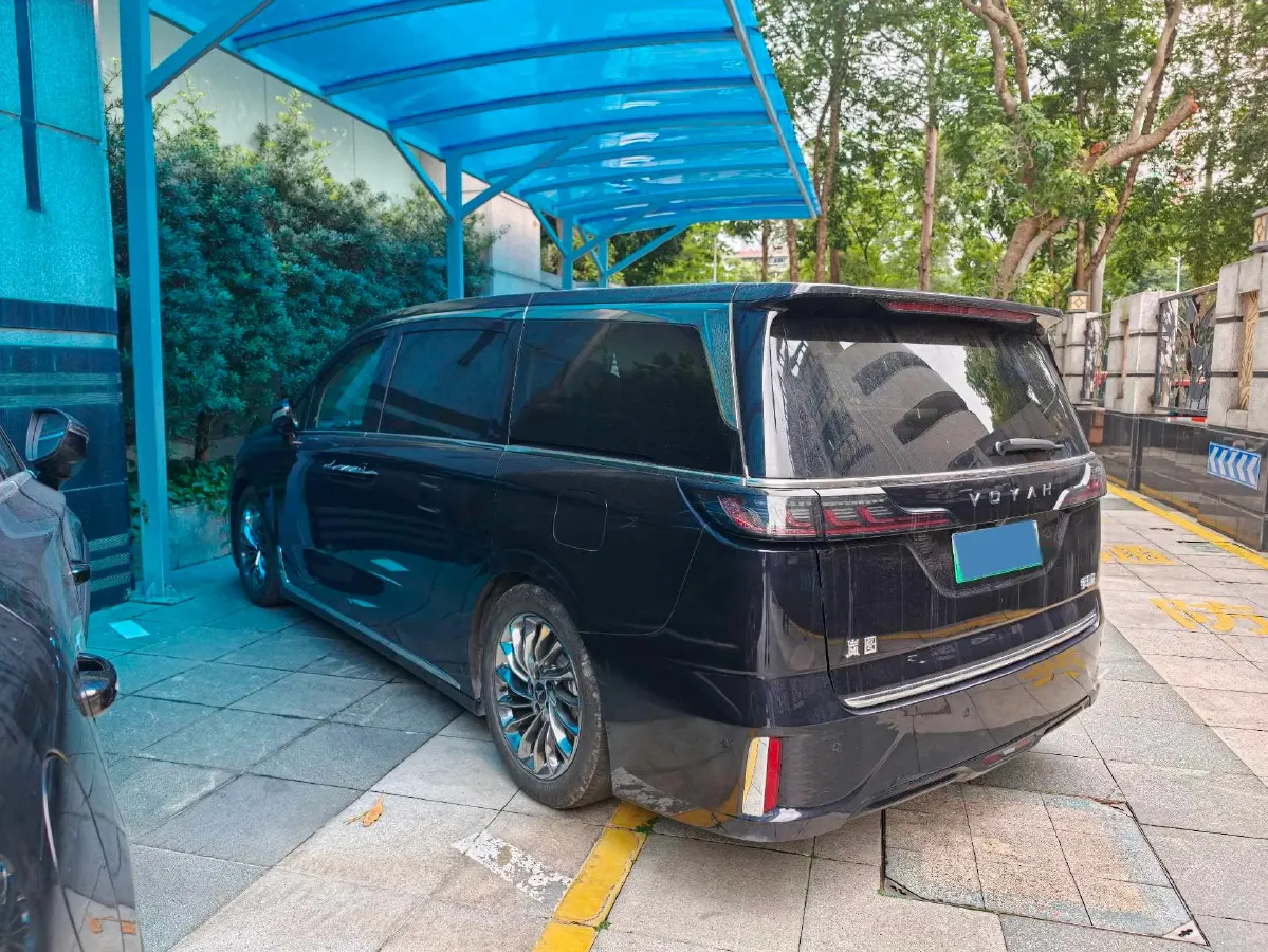 2024 Voyah Dream 1.5T 150HP L4 PHEV 43KWH,autocango,china used car exporter,china ev exporter,chinese used car exporter,chinese used ev exporter