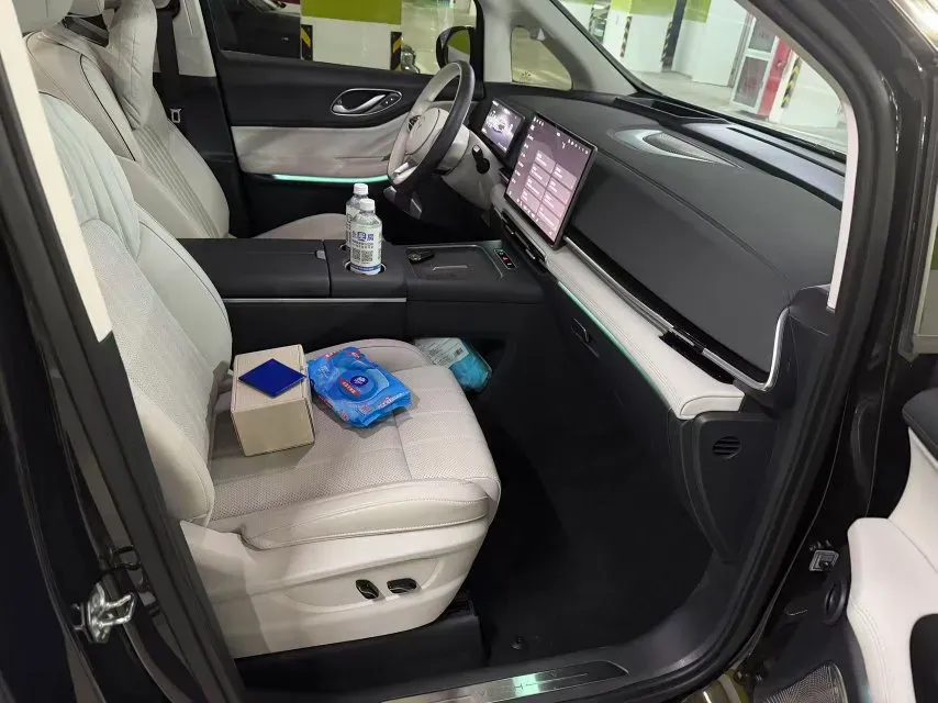 2025 Voyah Dream BEV 108.7KWH,autocango,china used car exporter,china ev exporter,chinese used car exporter,chinese used ev exporter