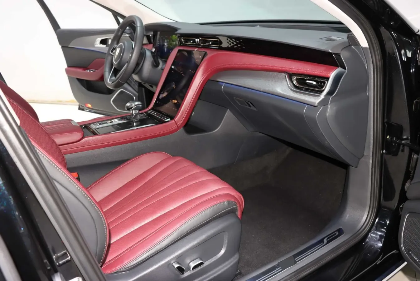 2024 HongQi H5 2.0T 224HP L4 8AT,autocango,china used car exporter,china ev exporter,chinese used car exporter,chinese used ev exporter