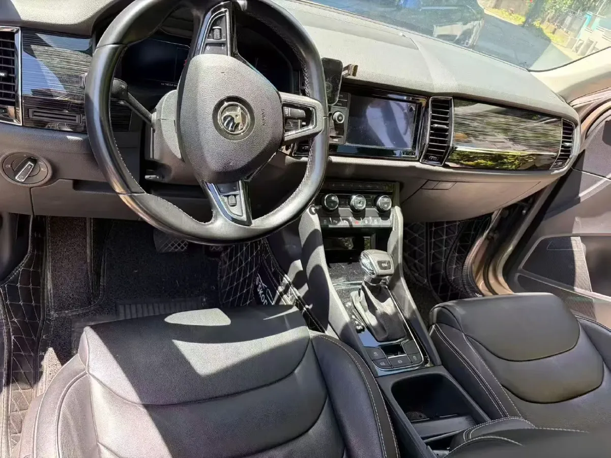 2019 Skoda Superb 2.0T 220HP L4 7DCT,autocango,china used car exporter,china ev exporter,chinese used car exporter,chinese used ev exporter