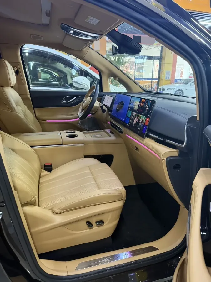 2025 Voyah Dream BEV 108.7KWH,autocango,china used car exporter,china ev exporter,chinese used car exporter,chinese used ev exporter