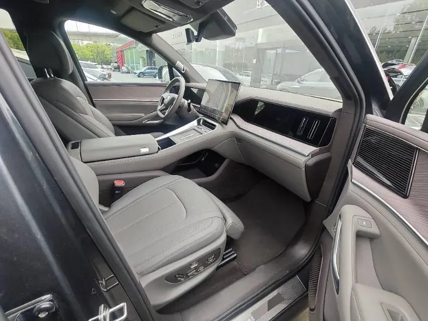 2025 Denza DenzaN9 2.0T 207HP L4 E-CVT PHEV,autocango,china used car exporter,china ev exporter,chinese used car exporter,chinese used ev exporter