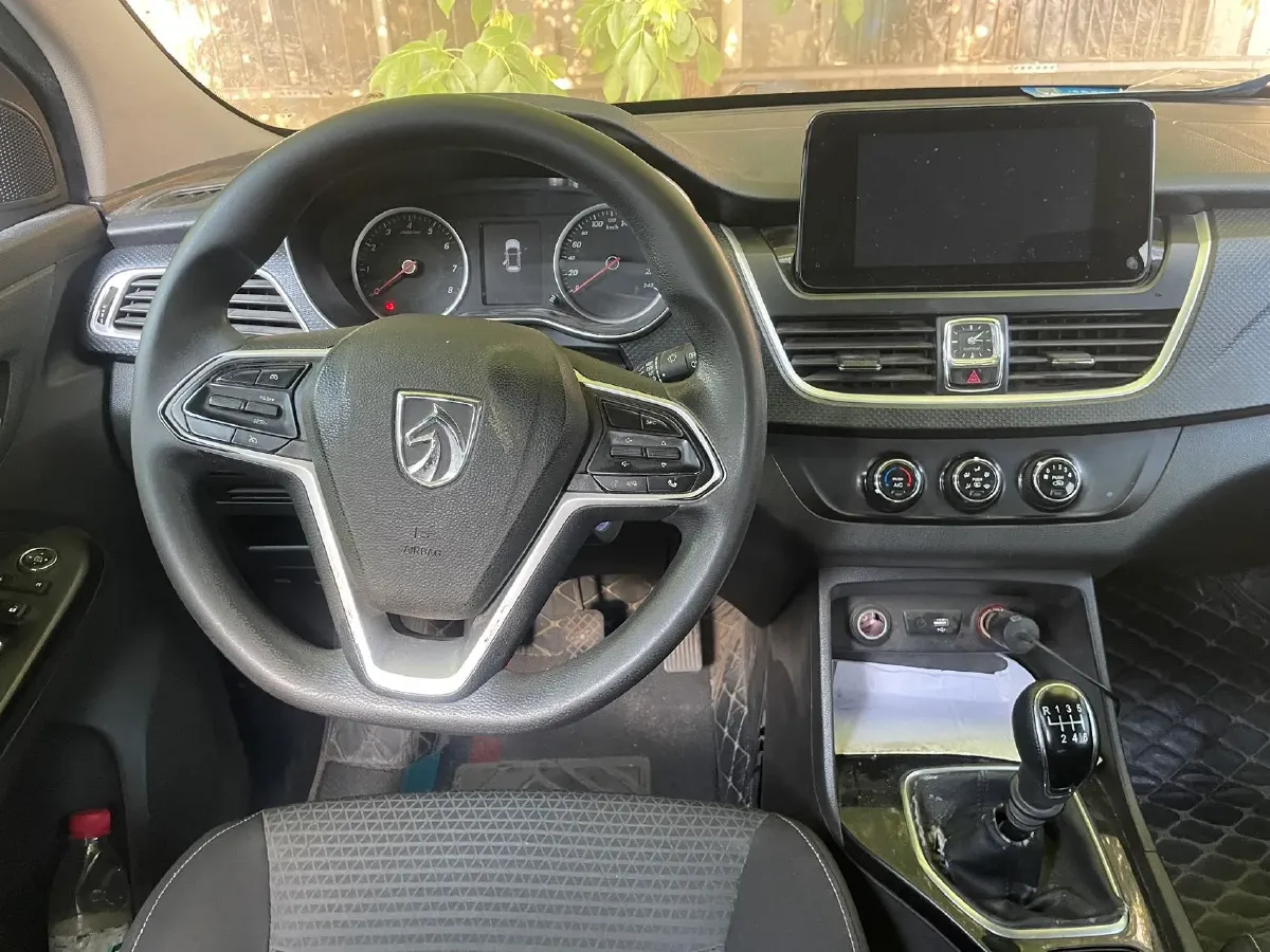 2019 BaoJun 730 1.5L 105HP L4 6MT,autocango,china used car exporter,china ev exporter,chinese used car exporter,chinese used ev exporter