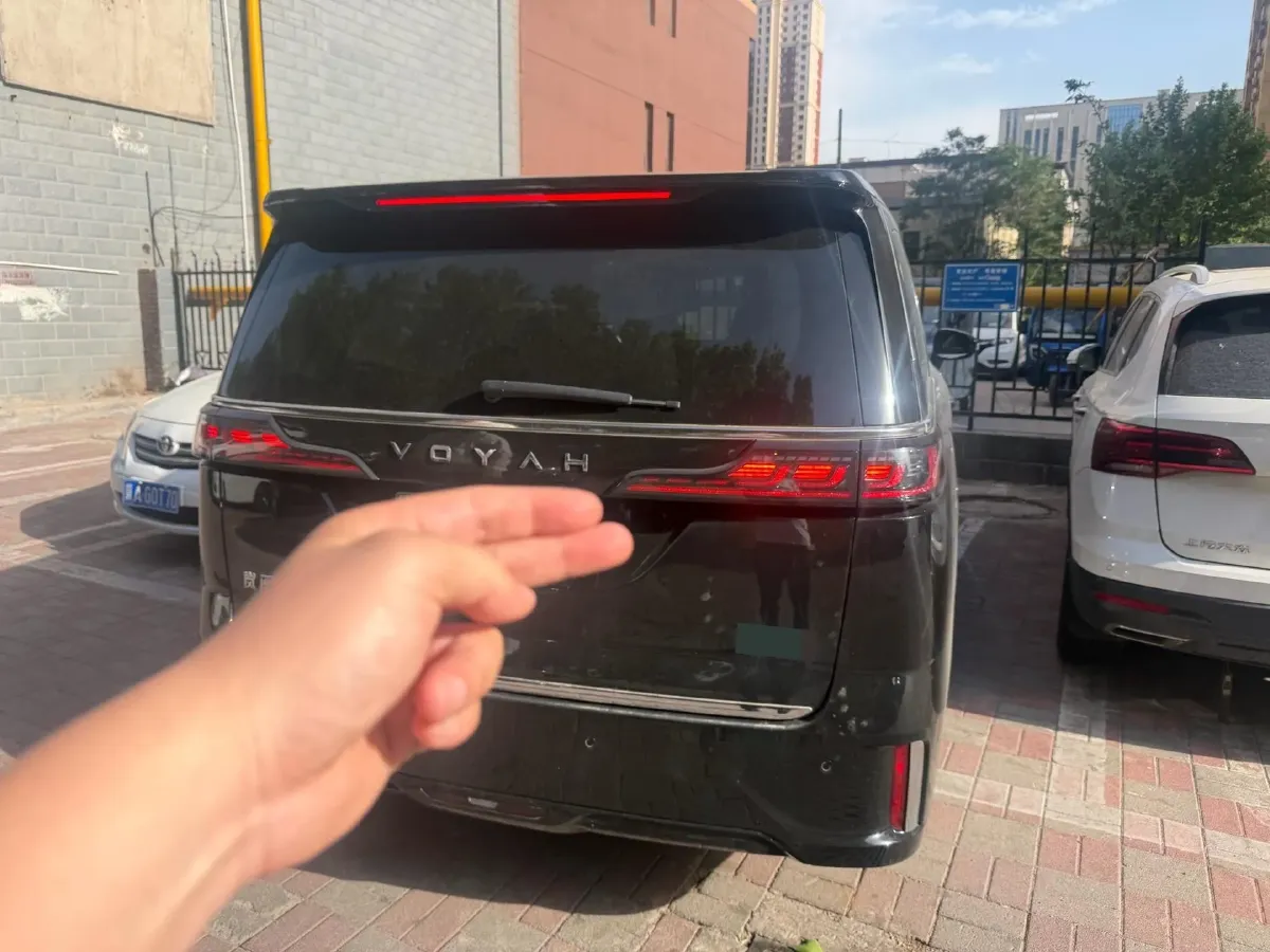 2022 Voyah Dream 1.5T 136HP L4 PHEV 25.57KWH,autocango,china used car exporter,china ev exporter,chinese used car exporter,chinese used ev exporter