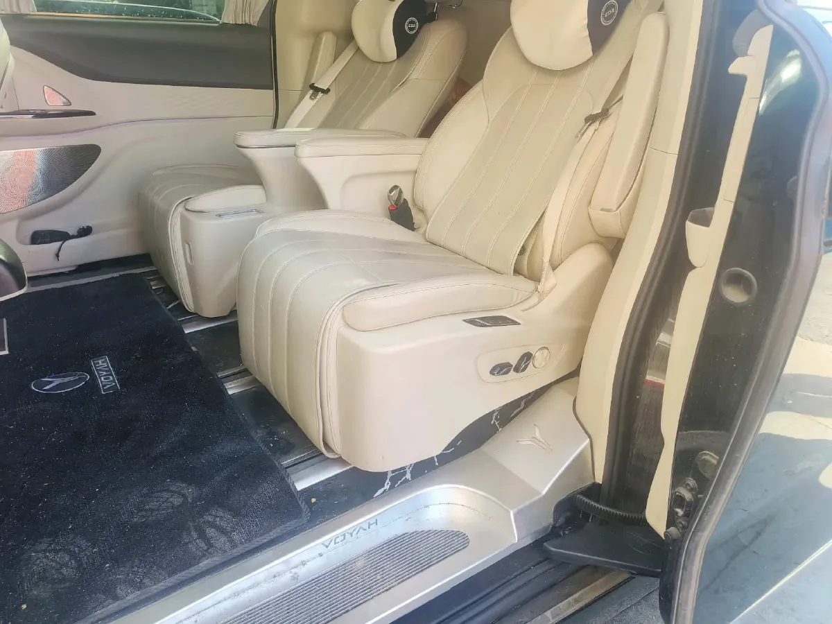 2024 Voyah Dream 1.5T 150HP L4 PHEV 43KWH,autocango,china used car exporter,china ev exporter,chinese used car exporter,chinese used ev exporter