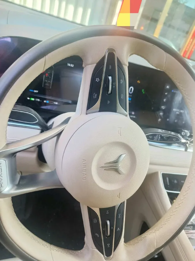2024 Voyah Dream 1.5T 150HP L4 PHEV 43KWH,autocango,china used car exporter,china ev exporter,chinese used car exporter,chinese used ev exporter