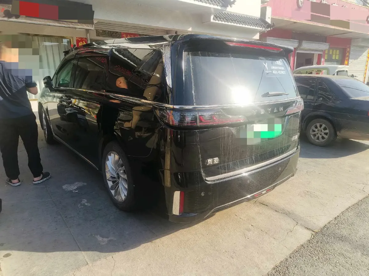 2024 Voyah Dream 1.5T 150HP L4 PHEV 43KWH,autocango,china used car exporter,china ev exporter,chinese used car exporter,chinese used ev exporter