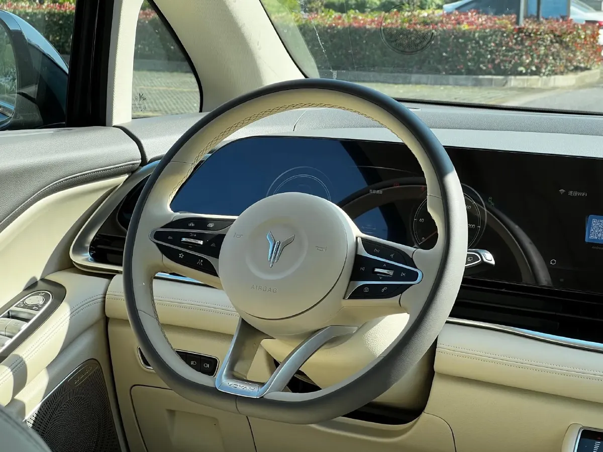 2022 Voyah Dream BEV 108.7KWH,autocango,china used car exporter,china ev exporter,chinese used car exporter,chinese used ev exporter