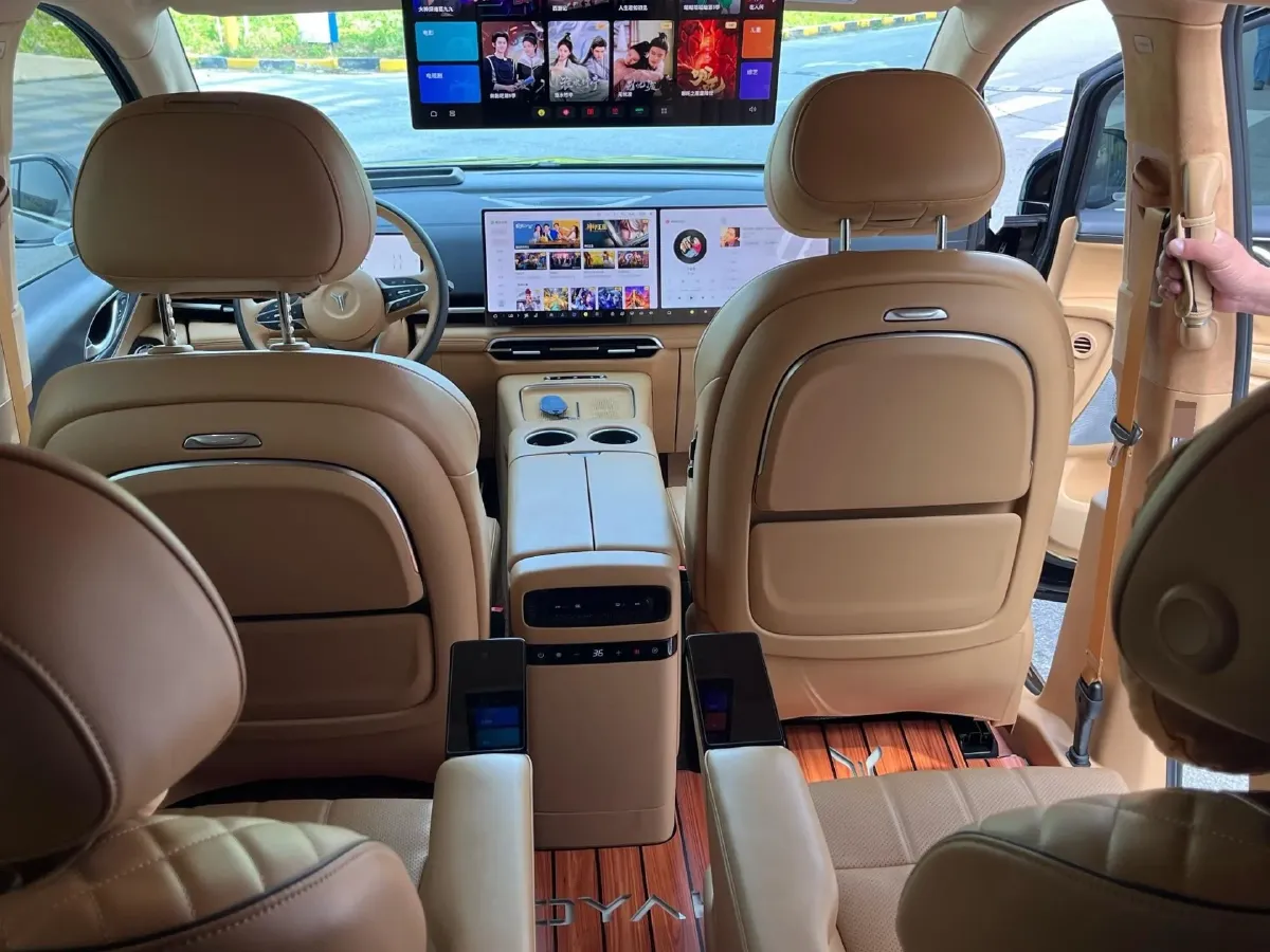 2025 Voyah Dream 1.5T 150HP L4 PHEV 41.7KWH,autocango,china used car exporter,china ev exporter,chinese used car exporter,chinese used ev exporter