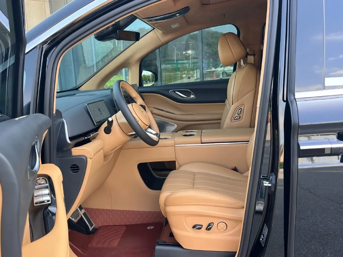 2025 Voyah Dream 1.5T 150HP L4 PHEV 41.7KWH,autocango,china used car exporter,china ev exporter,chinese used car exporter,chinese used ev exporter
