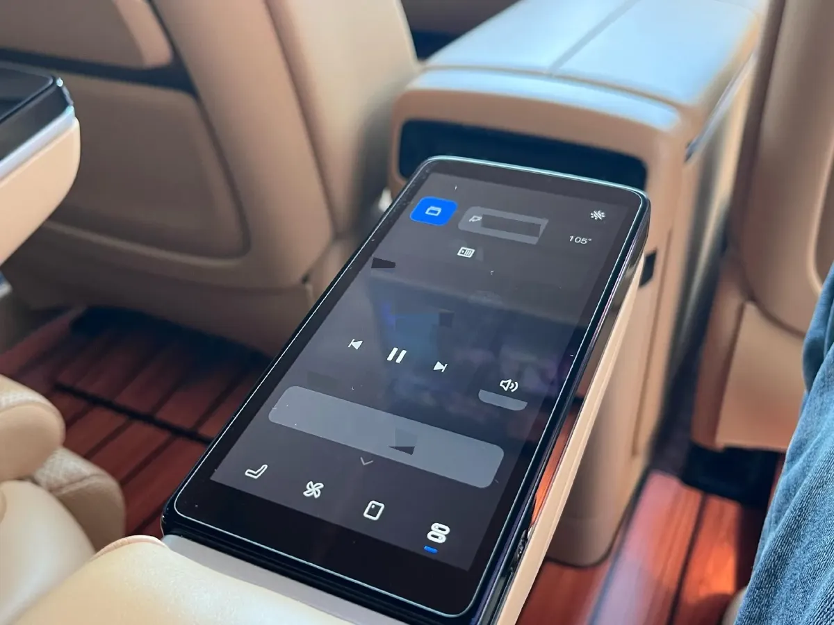 2025 Voyah Dream 1.5T 150HP L4 PHEV 41.7KWH,autocango,china used car exporter,china ev exporter,chinese used car exporter,chinese used ev exporter