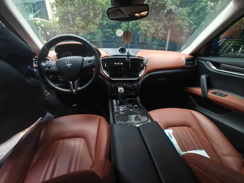 2021 Maserati Ghibli 2.0T 330HP L4 8AT,autocango,china used car exporter,china ev exporter,chinese used car exporter,chinese used ev exporter