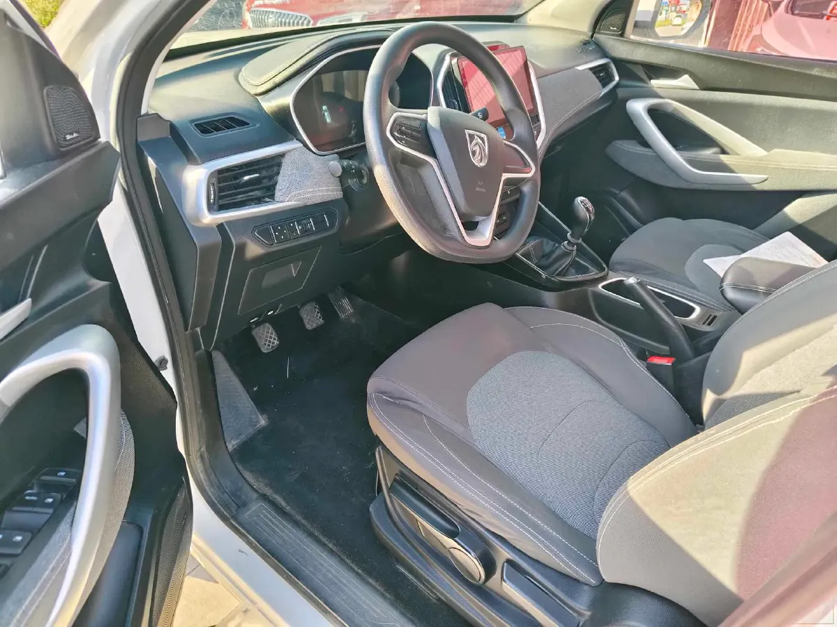 2020 BaoJun 530 1.5T 147HP L4 6MT,autocango,china used car exporter,china ev exporter,chinese used car exporter,chinese used ev exporter