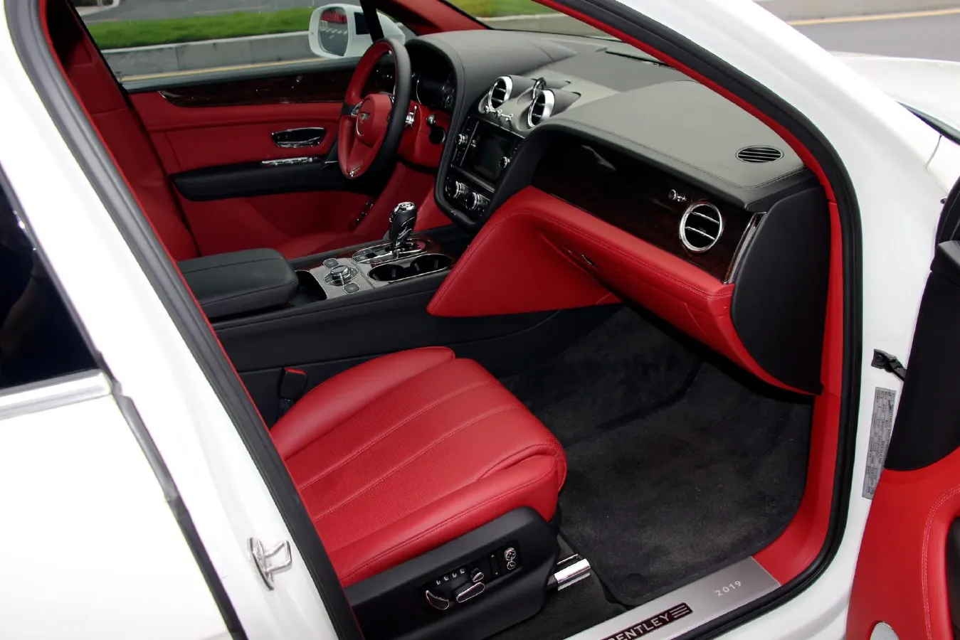 2018 Bentley Bentayga 4.0T 550HP V8 8AT,autocango,china used car exporter,china ev exporter,chinese used car exporter,chinese used ev exporter