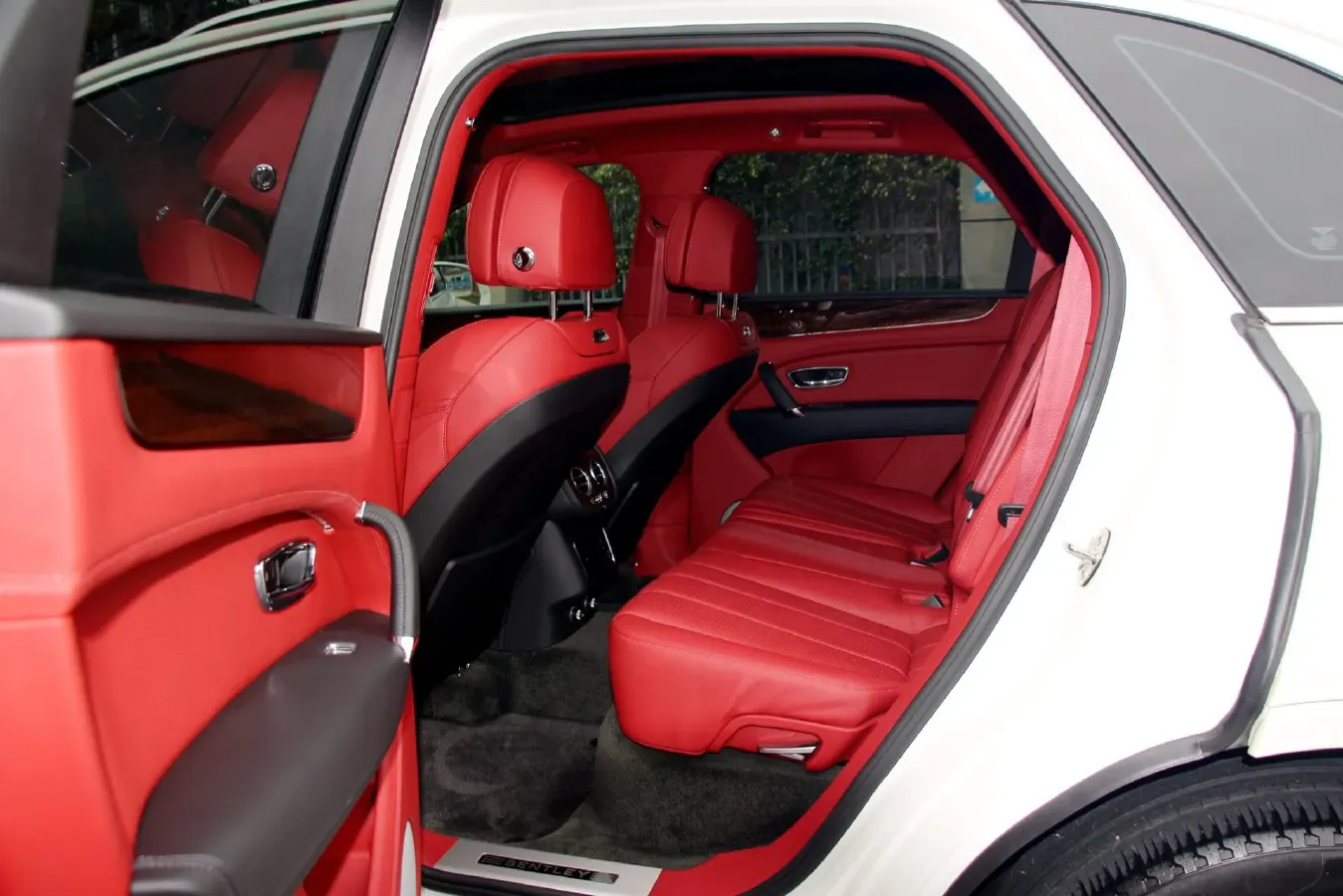 2018 Bentley Bentayga 4.0T 550HP V8 8AT,autocango,china used car exporter,china ev exporter,chinese used car exporter,chinese used ev exporter