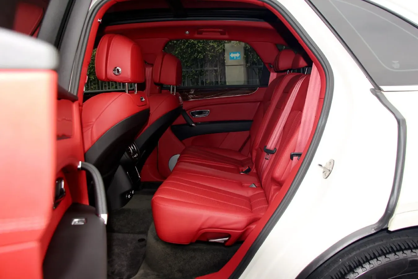 2018 Bentley Bentayga 4.0T 550HP V8 8AT,autocango,china used car exporter,china ev exporter,chinese used car exporter,chinese used ev exporter