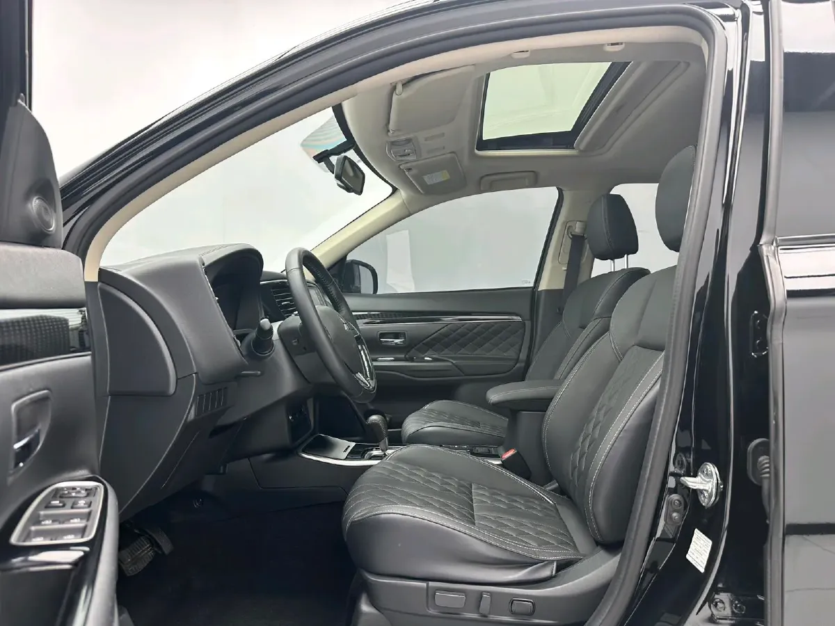 2021 Mitsubishi Outlander 2.0L 166HP L4 CVT,autocango,china used car exporter,china ev exporter,chinese used car exporter,chinese used ev exporter