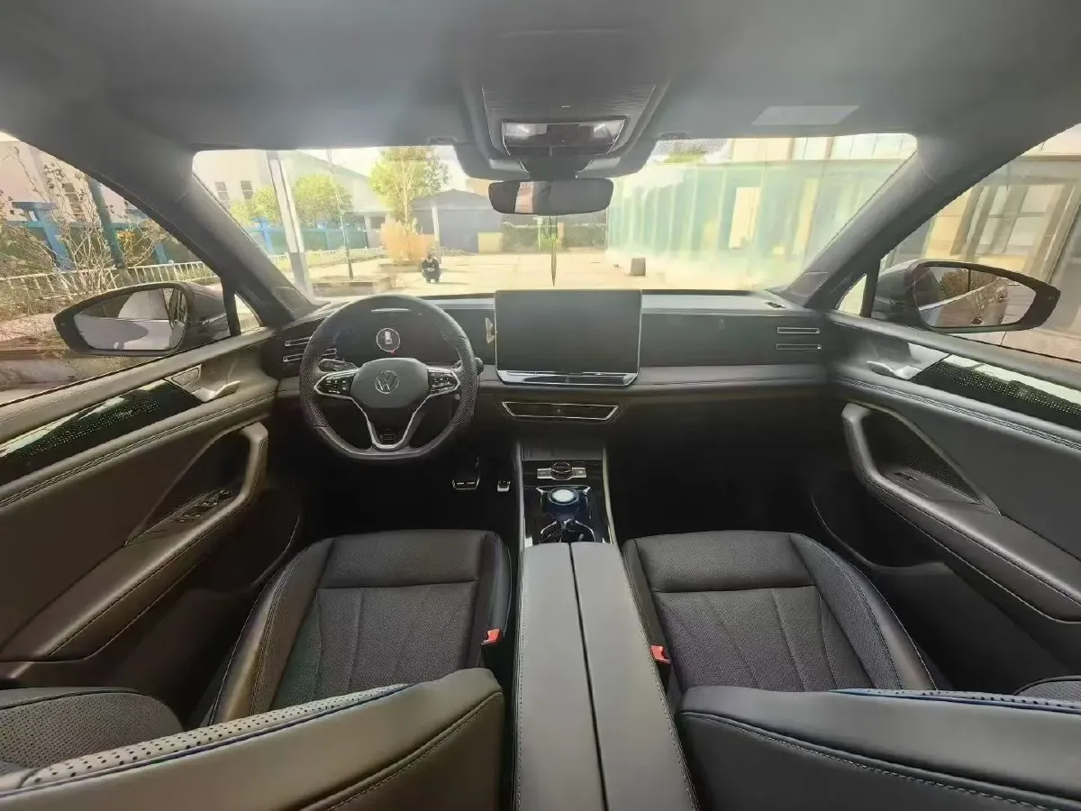2024 Volkswagen Tiguan L 2.0T 186HP L4 7DCT,autocango,china used car exporter,china ev exporter,chinese used car exporter,chinese used ev exporter