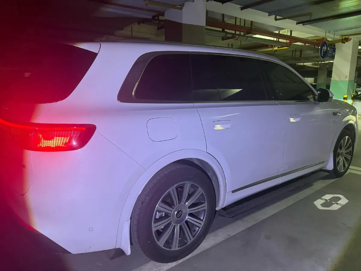 2025 AITO AITO M8 REEV 160HP REEV 53.4KWH,autocango,china used car exporter,china ev exporter,chinese used car exporter,chinese used ev exporter