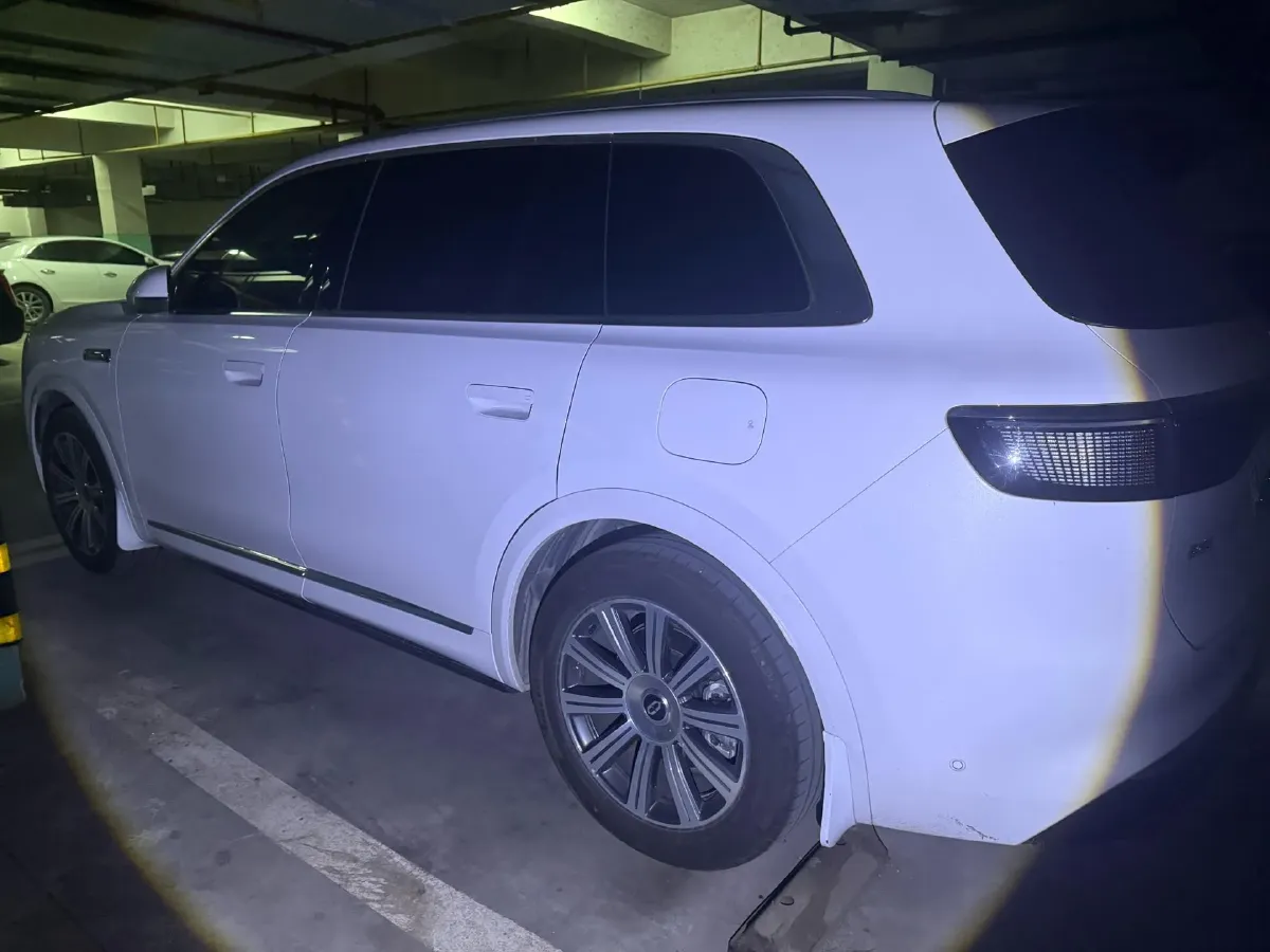 2025 AITO AITO M8 REEV 160HP REEV 53.4KWH,autocango,china used car exporter,china ev exporter,chinese used car exporter,chinese used ev exporter