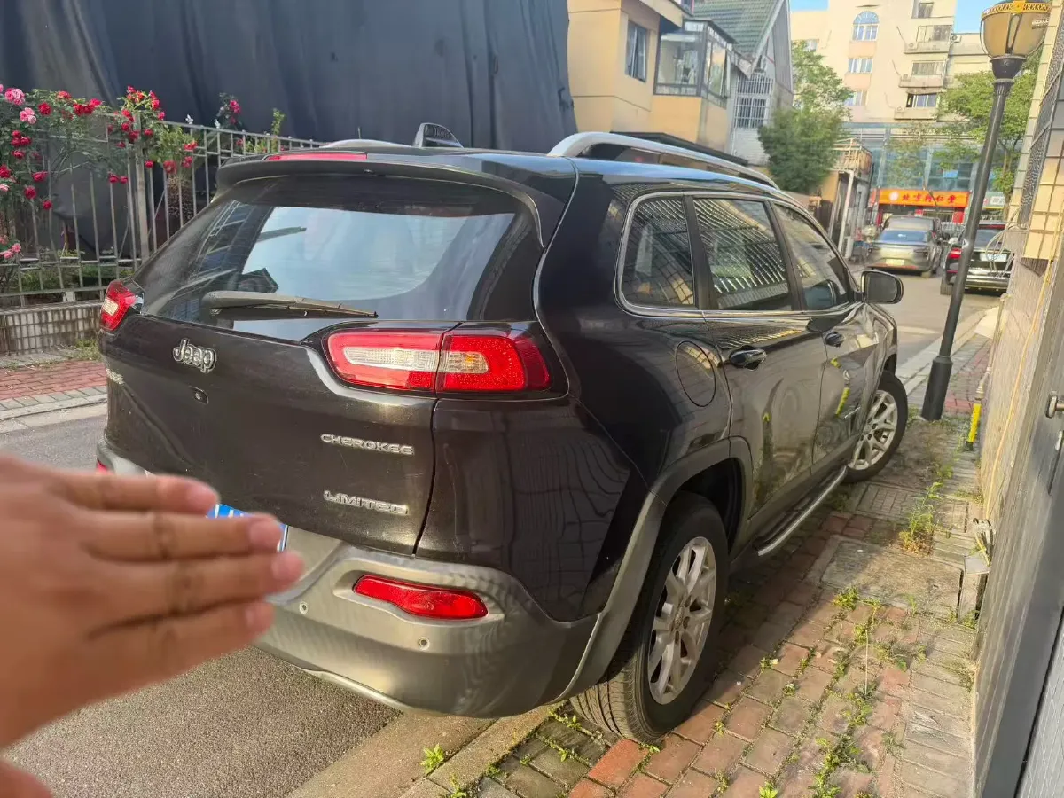 2017 Jeep Cherokee 2.0L 155HP L4 9AT,autocango,china used car exporter,china ev exporter,chinese used car exporter,chinese used ev exporter