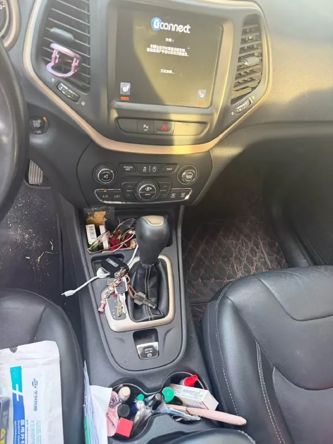 2017 Jeep Cherokee 2.0L 155HP L4 9AT,autocango,china used car exporter,china ev exporter,chinese used car exporter,chinese used ev exporter