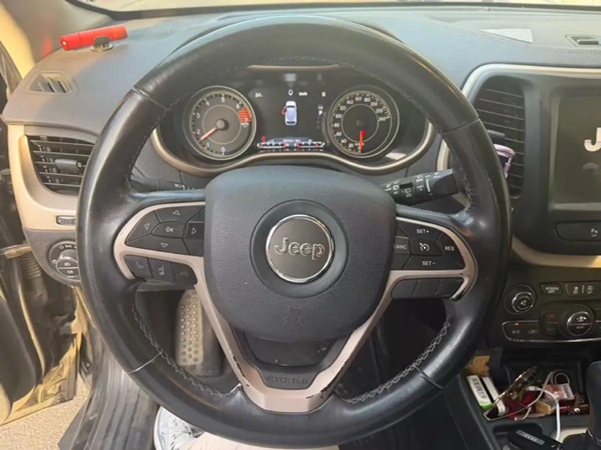 2017 Jeep Cherokee 2.0L 155HP L4 9AT,autocango,china used car exporter,china ev exporter,chinese used car exporter,chinese used ev exporter