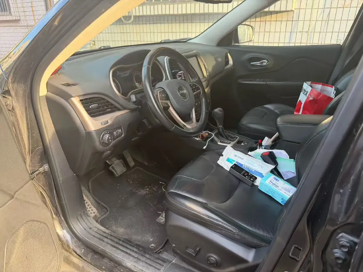 2017 Jeep Cherokee 2.0L 155HP L4 9AT,autocango,china used car exporter,china ev exporter,chinese used car exporter,chinese used ev exporter