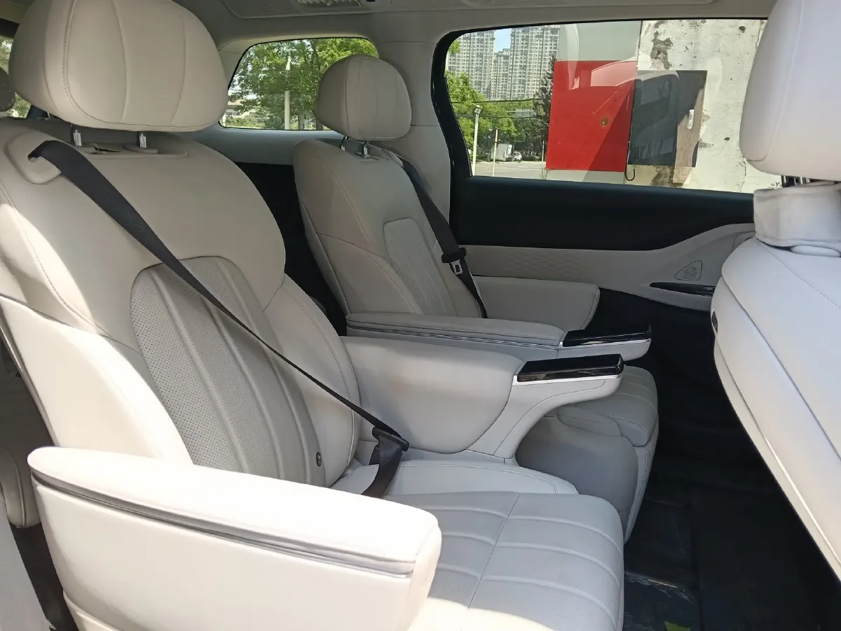 2025 Voyah Dream 1.5T 150HP L4 PHEV 41.7KWH,autocango,china used car exporter,china ev exporter,chinese used car exporter,chinese used ev exporter