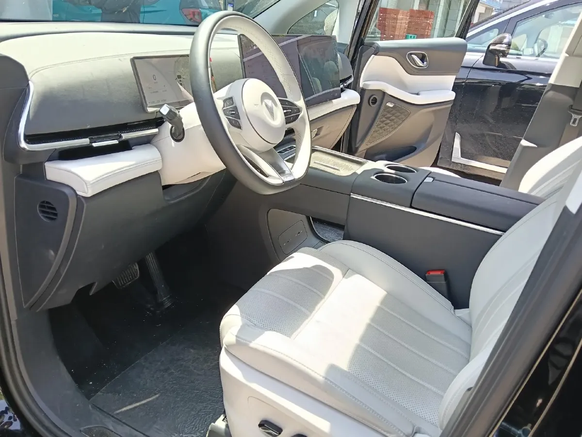 2025 Voyah Dream 1.5T 150HP L4 PHEV 41.7KWH,autocango,china used car exporter,china ev exporter,chinese used car exporter,chinese used ev exporter