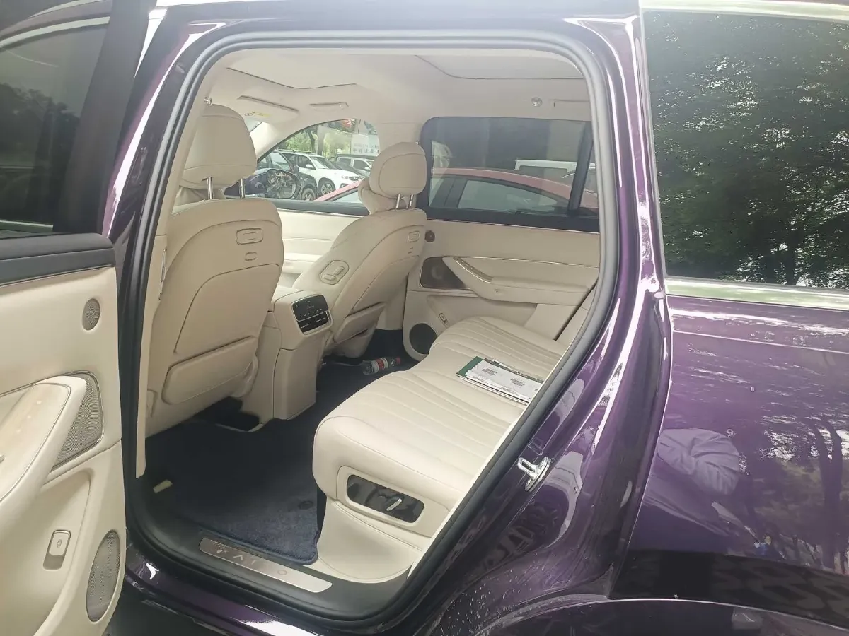 2025 AITO AITO M8 REEV 160HP REEV 53.4KWH,autocango,china used car exporter,china ev exporter,chinese used car exporter,chinese used ev exporter