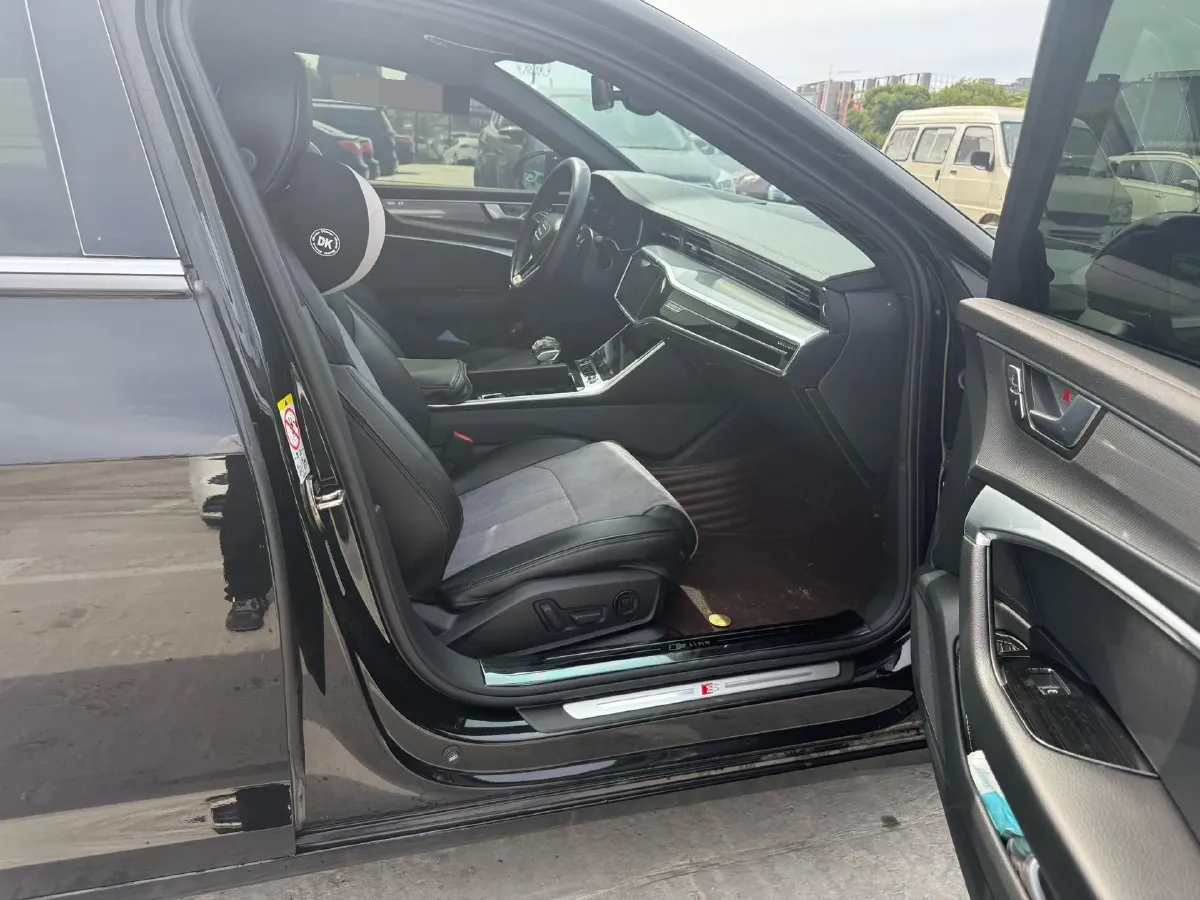 2022 Audi A6L 2.0T 224HP L4 7DCT,autocango,china used car exporter,china ev exporter,chinese used car exporter,chinese used ev exporter