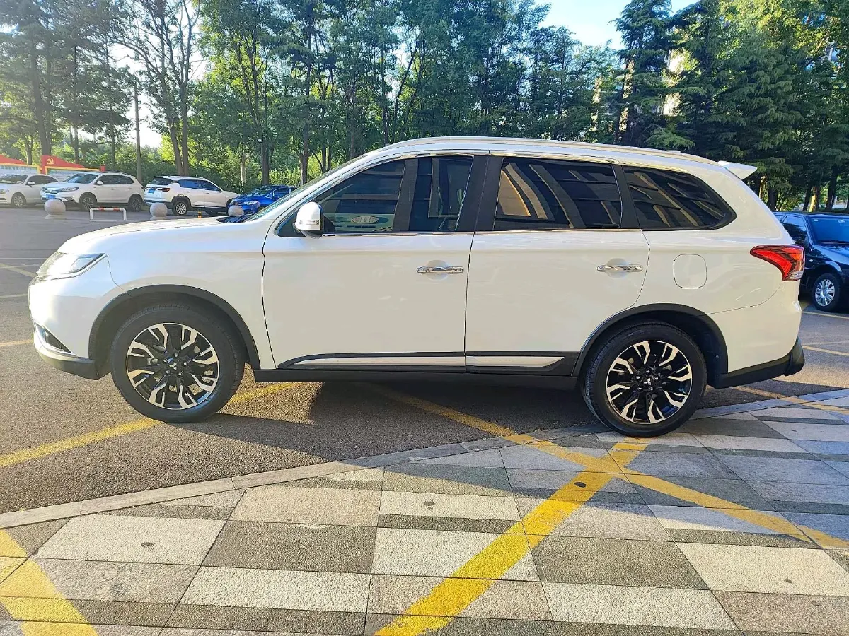 2020 Mitsubishi Outlander 2.0L 166HP L4 CVT,autocango,china used car exporter,china ev exporter,chinese used car exporter,chinese used ev exporter