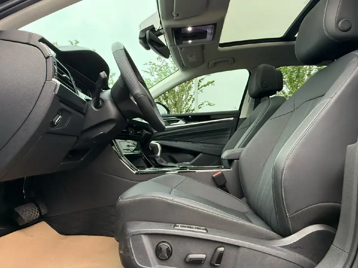 2025 Volkswagen Passat 2.0T 220HP L4 7DCT,autocango,china used car exporter,china ev exporter,chinese used car exporter,chinese used ev exporter