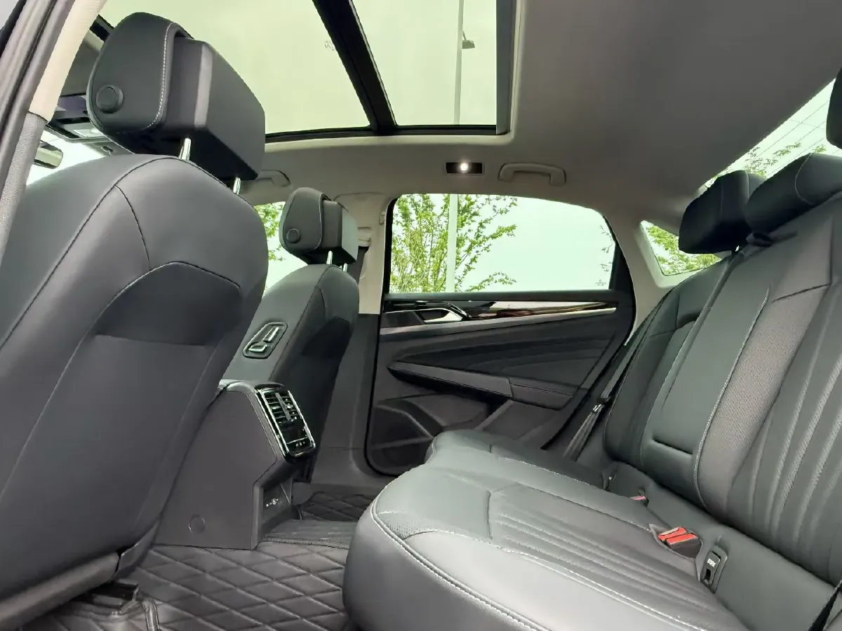 2025 Volkswagen Passat 2.0T 220HP L4 7DCT,autocango,china used car exporter,china ev exporter,chinese used car exporter,chinese used ev exporter
