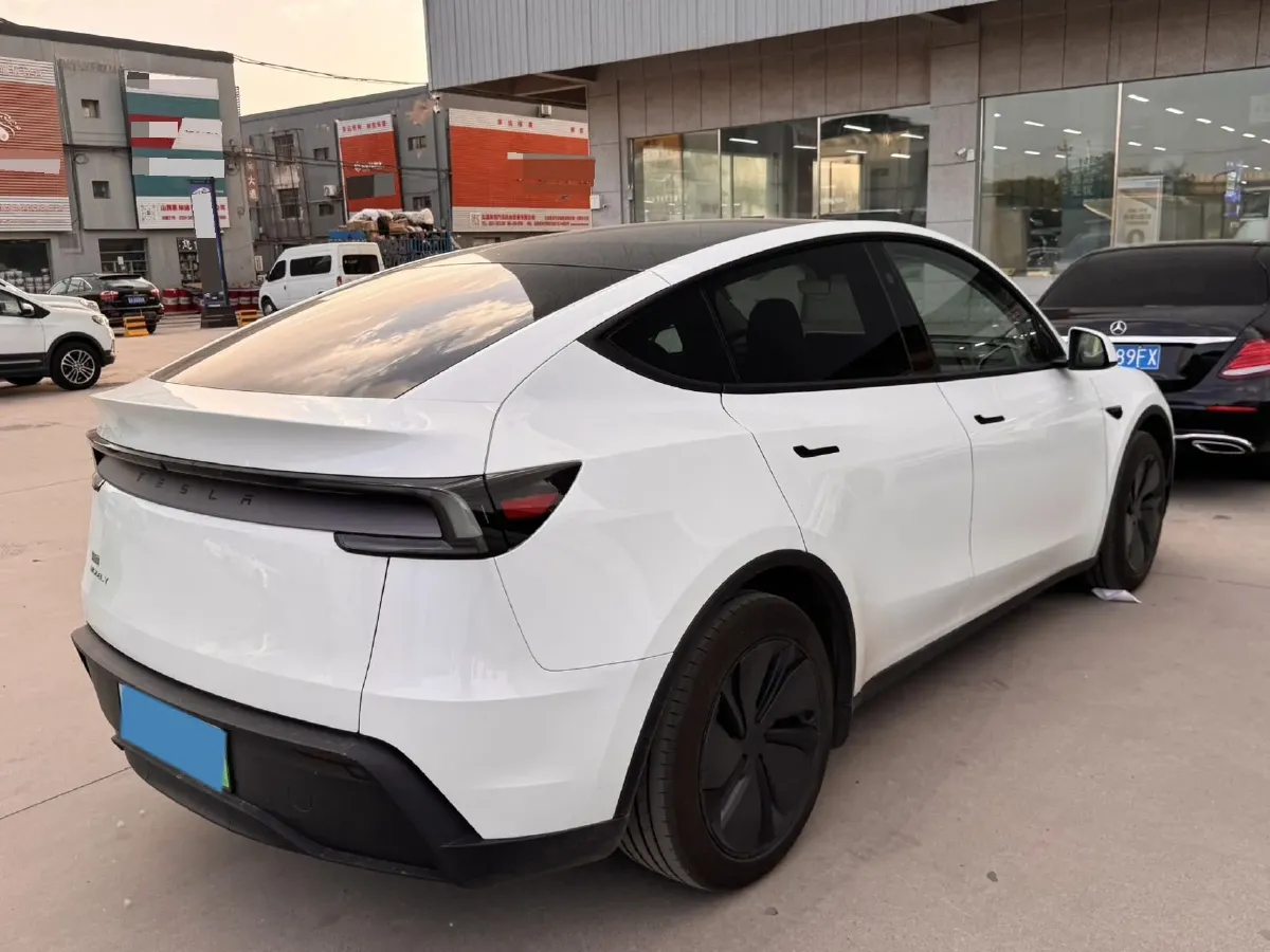 2025 Tesla Model Y BEV 62.5KWH,autocango,china used car exporter,china ev exporter,chinese used car exporter,chinese used ev exporter