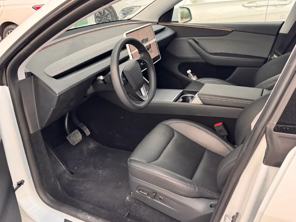 2025 Tesla Model Y BEV 62.5KWH,autocango,china used car exporter,china ev exporter,chinese used car exporter,chinese used ev exporter