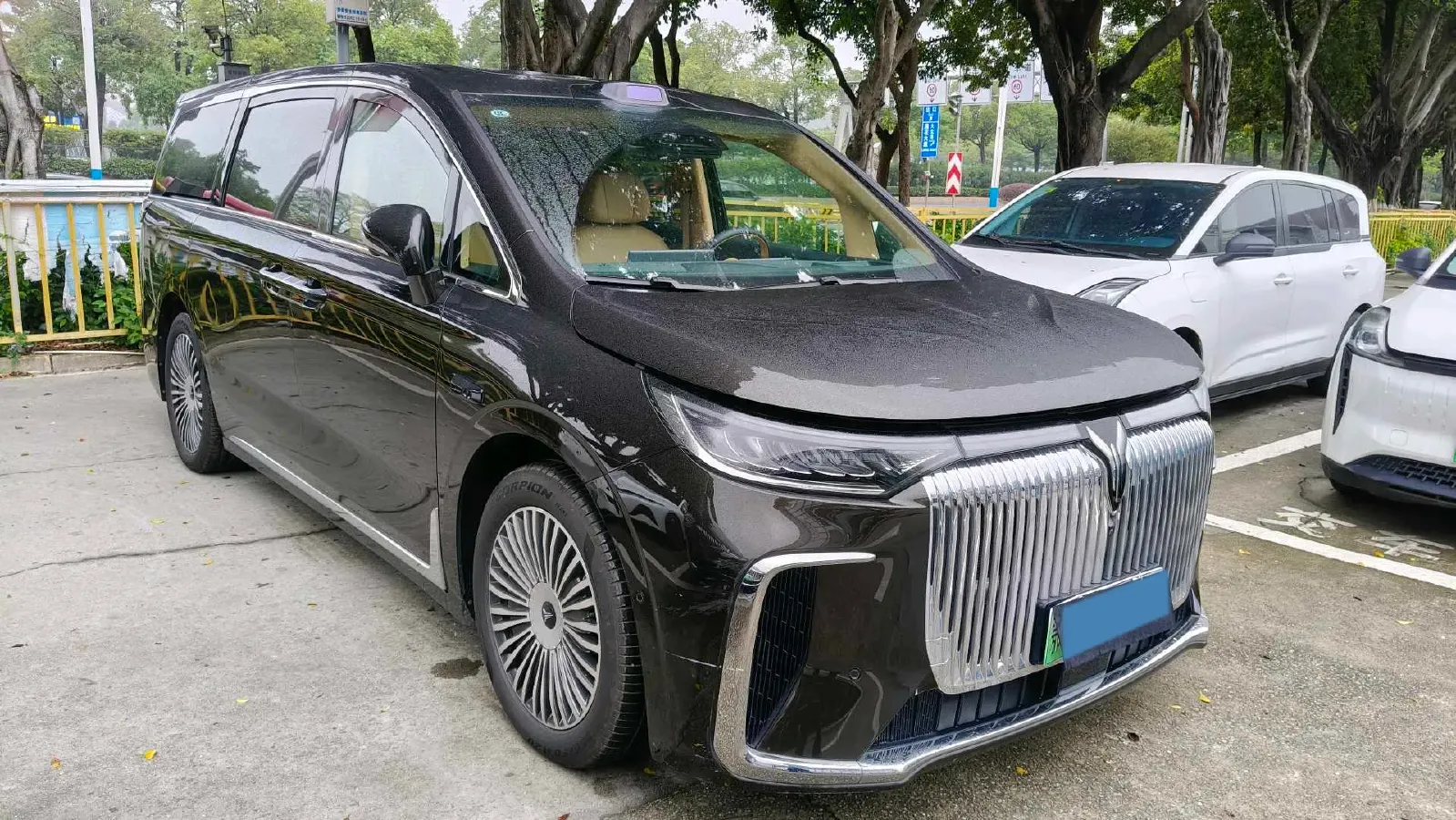 2025 Voyah Dream 1.5T 150HP L4 PHEV 41.7KWH,autocango,china used car exporter,china ev exporter,chinese used car exporter,chinese used ev exporter