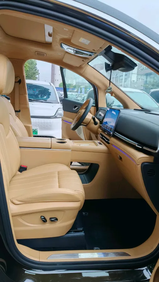 2025 Voyah Dream 1.5T 150HP L4 PHEV 41.7KWH,autocango,china used car exporter,china ev exporter,chinese used car exporter,chinese used ev exporter