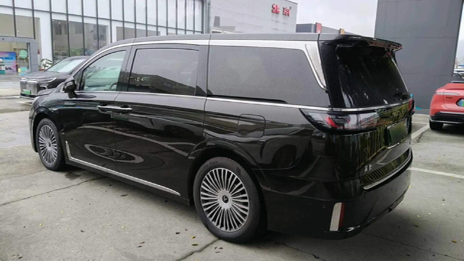 2025 Voyah Dream 1.5T 150HP L4 PHEV 41.7KWH,autocango,china used car exporter,china ev exporter,chinese used car exporter,chinese used ev exporter