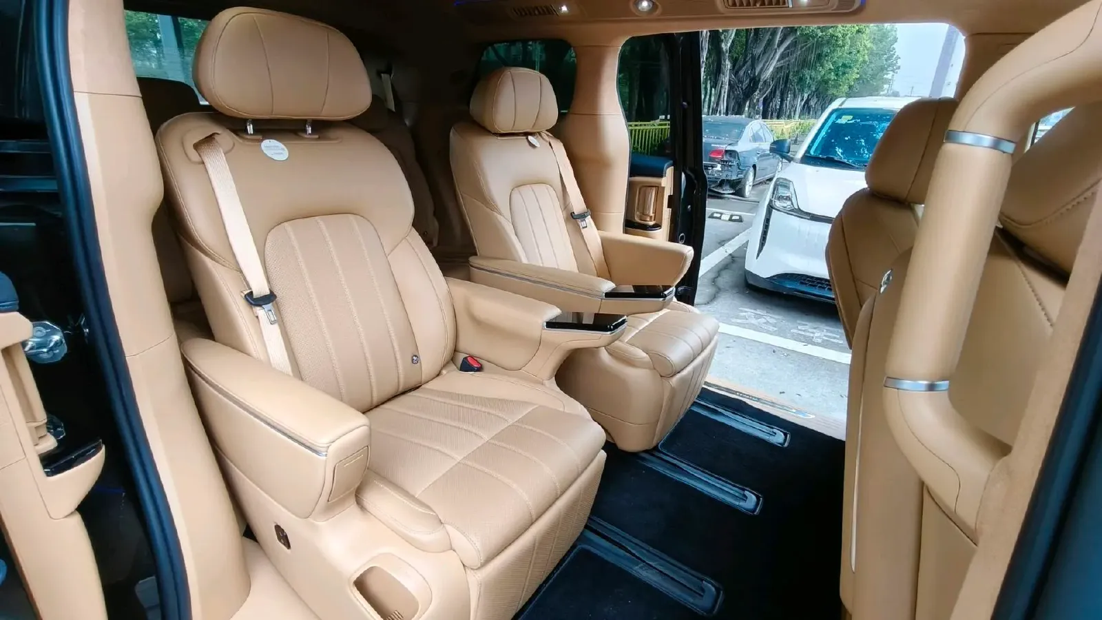 2025 Voyah Dream 1.5T 150HP L4 PHEV 41.7KWH,autocango,china used car exporter,china ev exporter,chinese used car exporter,chinese used ev exporter