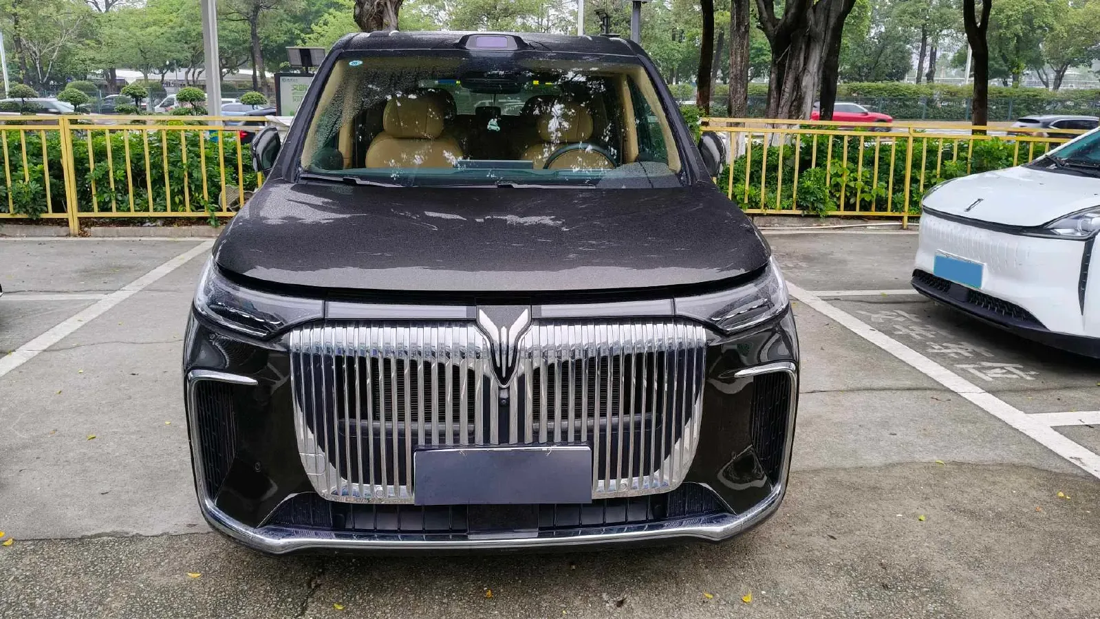 2025 Voyah Dream 1.5T 150HP L4 PHEV 41.7KWH,autocango,china used car exporter,china ev exporter,chinese used car exporter,chinese used ev exporter
